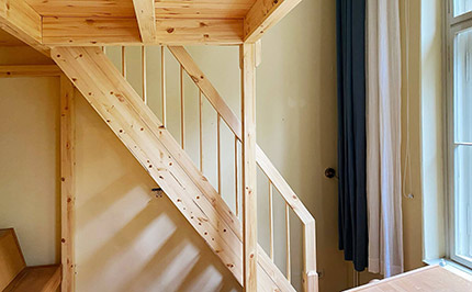 Bild 658: Hochebene / Hochetage Vollholz Kiefer mit großer Treppe