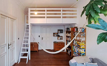 Bild 753: Hochetage mit großer Treppe (innenliegend), weiß lackiert