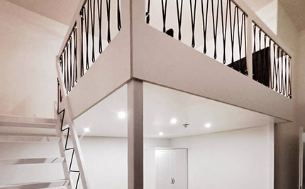 Bild 775: Hochetage mit großer Treppe und beidseitigem Handlauf