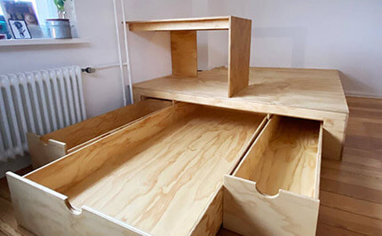 Bild 680: Podest mit integriertem Schreibtisch und Schubkästen