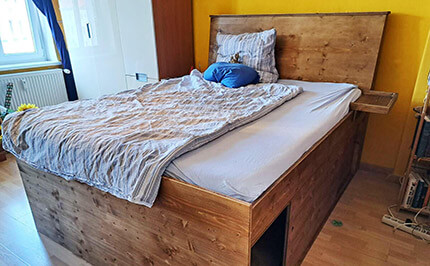Bild 686: Podestbett in Kiefer dunkel gebeizt