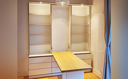 Bild 698: Schrank / Regal mit integriertem Klapptisch