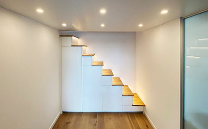 Bild 737: Hochbett-Ebene mit Treppenschrank und LED-Spot-Beleuchtung