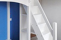 Bild 179: Hochbett / Spieletage mit großer Treppe mit Treppenregal, weiß lackiert