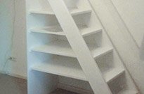 Bild 157: Treppenregal mit Standardtreppe, weiß lackiert