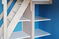 Bild 228: Hochbett mit großer Treppe, Wandhandlauf und Treppenregal