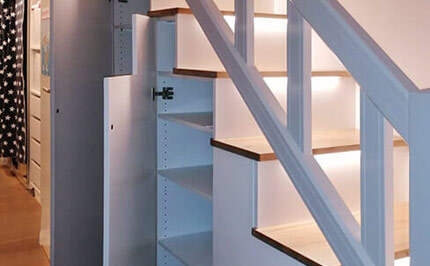 Bild 268: Treppenschrank mit beleuchteten Stufen, Türen und Auszüge / Schubkästen nach individuellen Vorgaben, einseitger Handlauf optisch aufgewertet mit Nuten, weiß lackiert