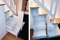 Bild 269: Treppenschrank mit beleuchteten Stufen, Türen und Auszüge / Schubkästen nach individuellen Vorgaben, einseitger Handlauf optisch aufgewertet mit Nuten, weiß lackiert
