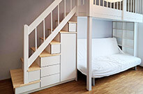 Bild 874a: Maßgefertigtes Hochbett mit Treppenschrank und Regal