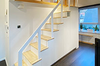 Bild 584: Treppenschrank mit Regal, weiß